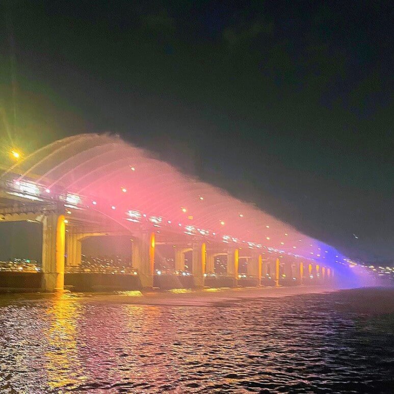 Rainbow fountain (Banpo Hangang park)