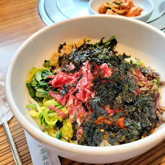 Saebyukjib (with Yukhoe bibimbap)